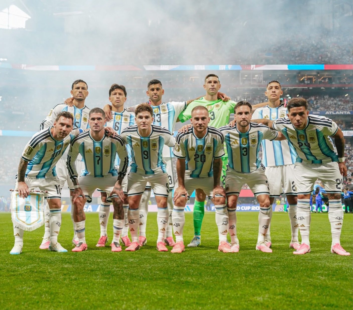 A seleção argentina perfilada — talento individual só vira lenda quando se sustenta no tempo. Foto: @leomessi 
