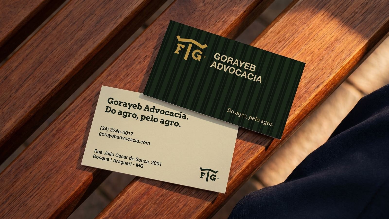 Cartão de visita da Gorayeb Advocacia, frente e verso, sobre madeira