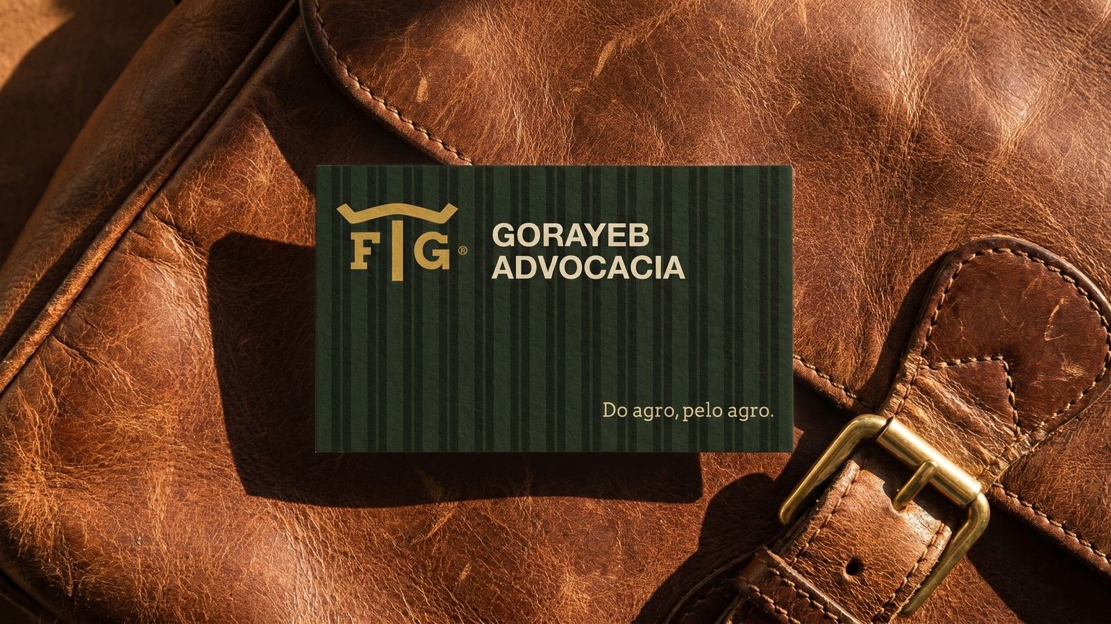 Cartão de visita sobre uma bolsa de couro