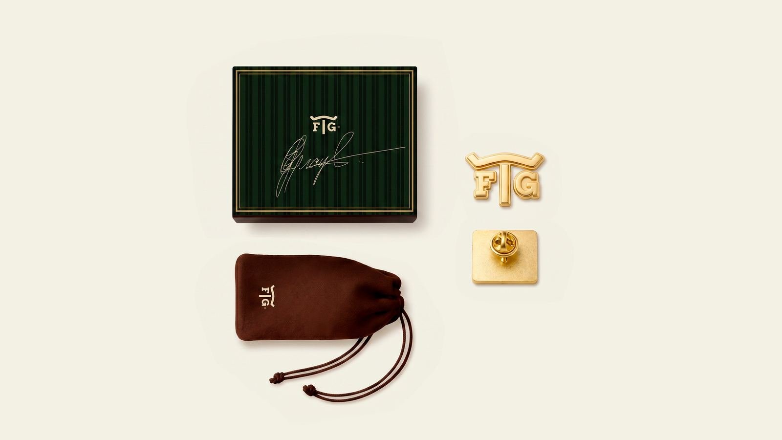 Kit de presente com caixa, pin e saquinho de couro